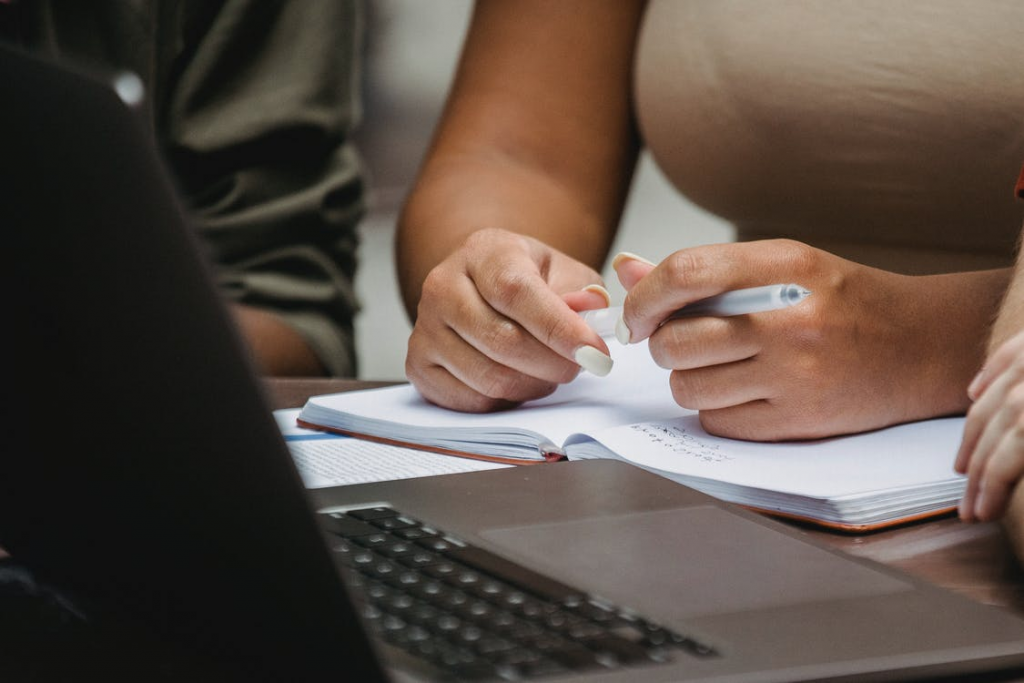 An employee using an online learning management system